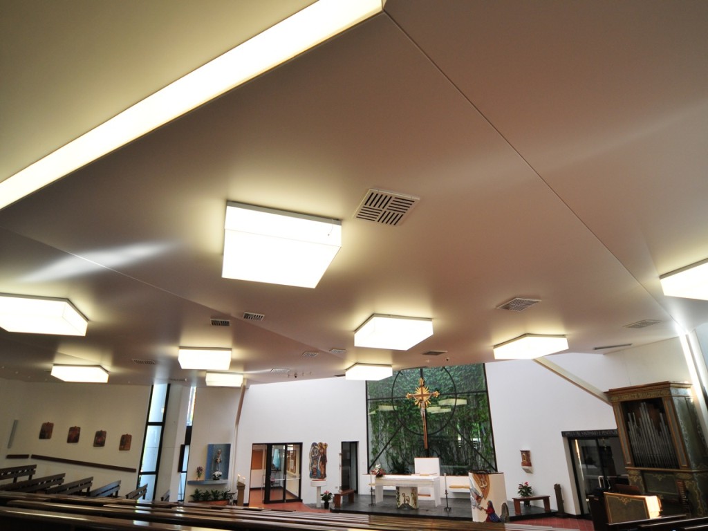 Interno della chiesa completato, con controsoffitto Barrisol, diffusori e illuminazione